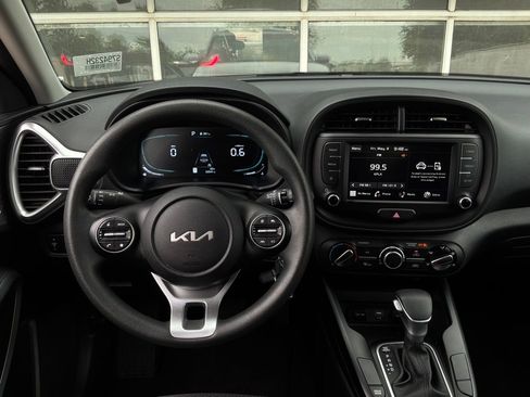 Used 2025 Kia Soul LX w/ LX Technology Package FWD image 11