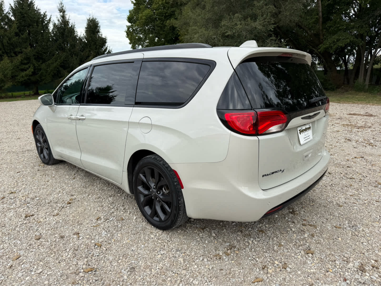 Used 2020 Chrysler Pacifica Touring-L w/ S Appearance Package FWD image 7