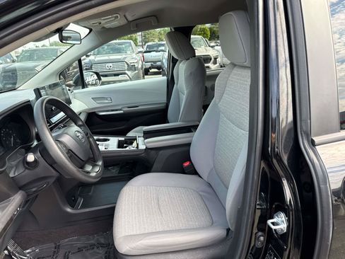 Used 2025 Toyota Sienna LE FWD image 12