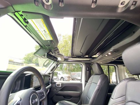 Used 2024 Jeep Wrangler Unlimited Sahara w/ Technology Group AWD/4WD image 24