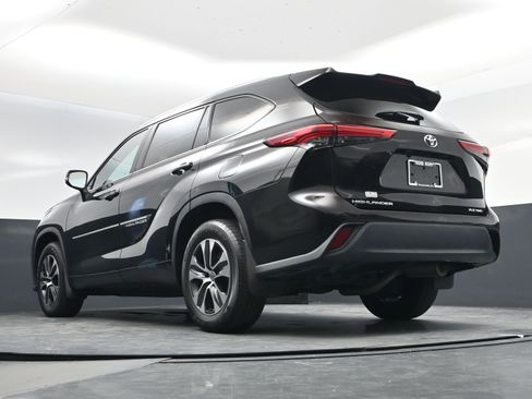 Used 2020 Toyota Highlander XLE image 12