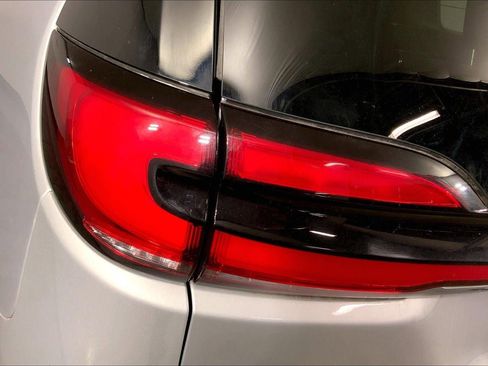 Used 2023 Chrysler Pacifica Touring-L image 28