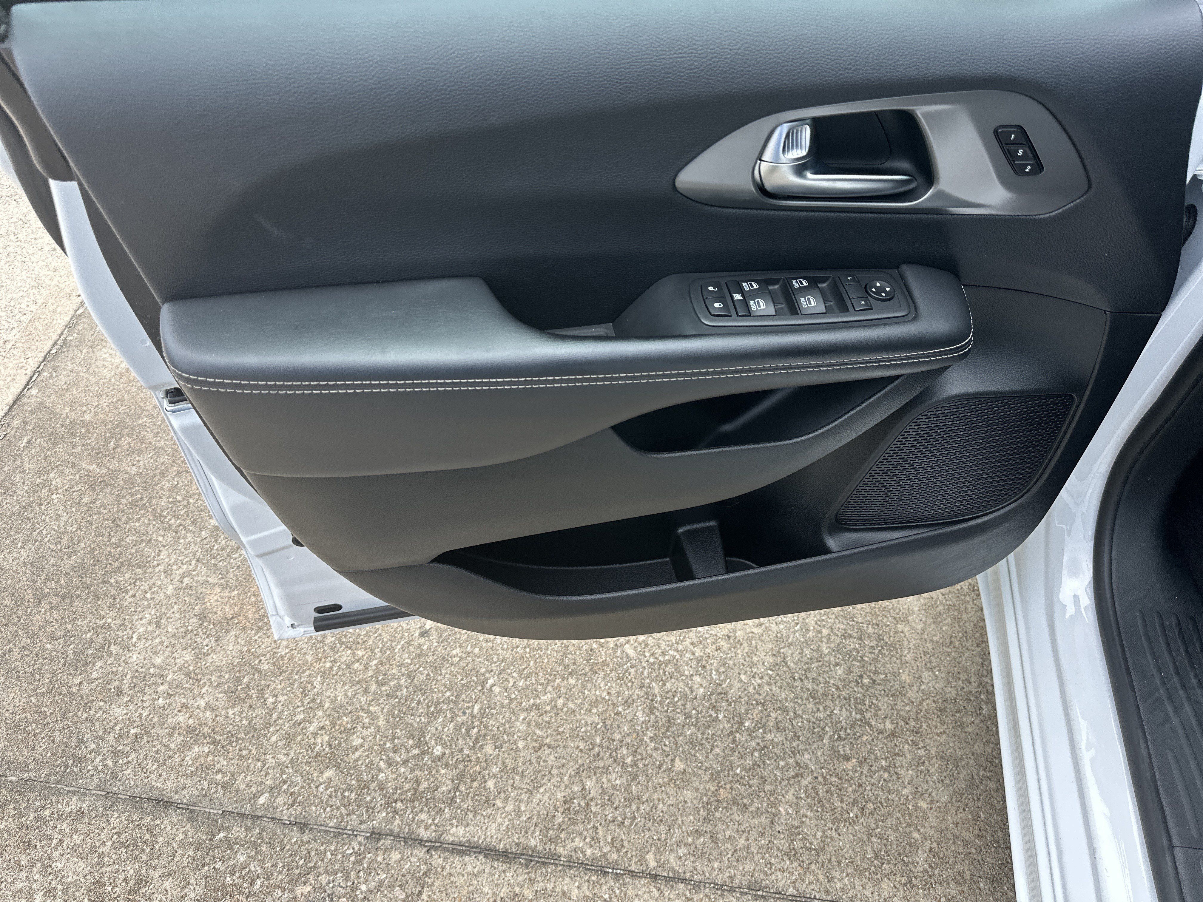 Used 2025 Chrysler Pacifica Select FWD image 11