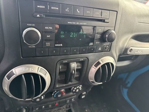 Used 2017 Jeep Wrangler Unlimited Sahara w/ Connectivity Group image 17