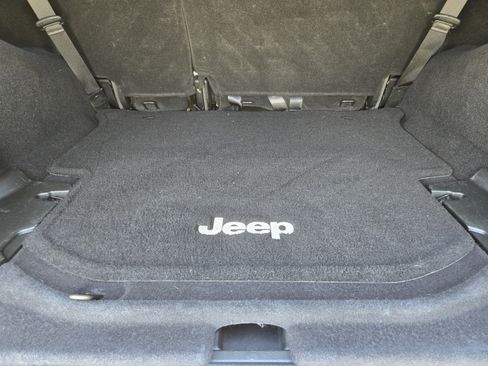 Used 2017 Jeep Wrangler Unlimited Sahara w/ Connectivity Group AWD/4WD image 26