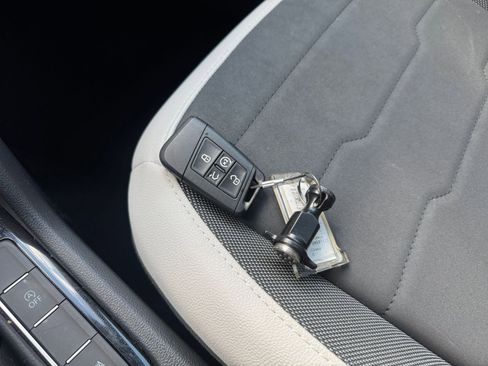 Used 2025 Volkswagen Taos SE image 22