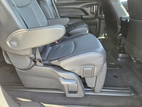 Used 2025 Toyota Sienna Limited image 17