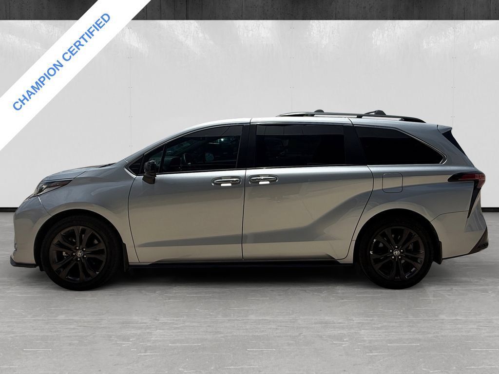 Used 2023 Toyota Sienna XSE FWD image 2