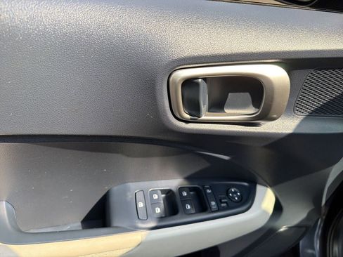 Used 2025 Hyundai Venue Limited FWD image 14