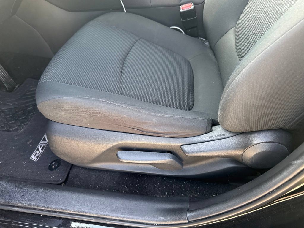 Used 2020 Toyota RAV4 LE FWD image 9