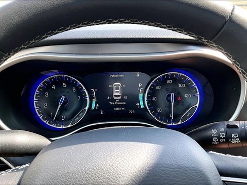 Used 2023 Chrysler Pacifica Touring-L FWD image 19