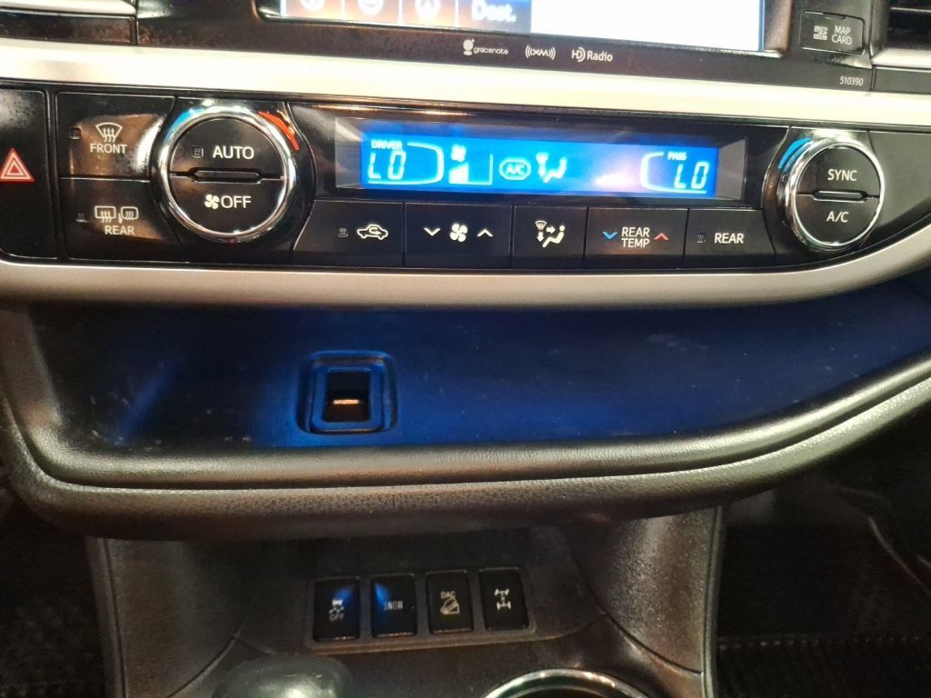 Used 2018 Toyota Highlander SE AWD/4WD image 26
