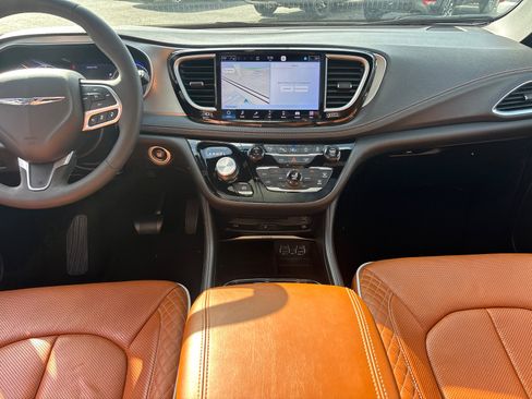 Used 2024 Chrysler Pacifica Pinnacle AWD/4WD image 29