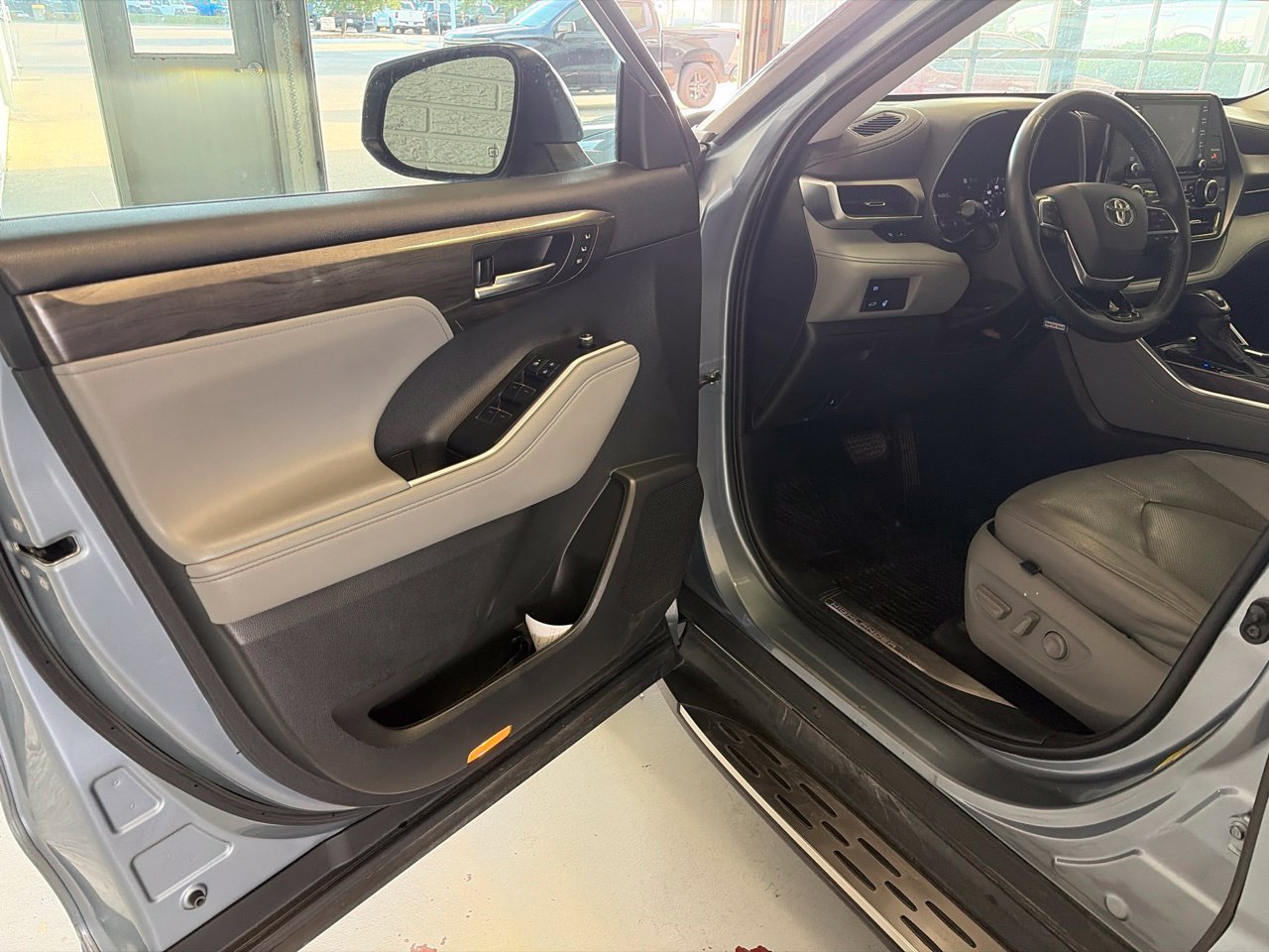 Used 2021 Toyota Highlander Limited FWD image 9