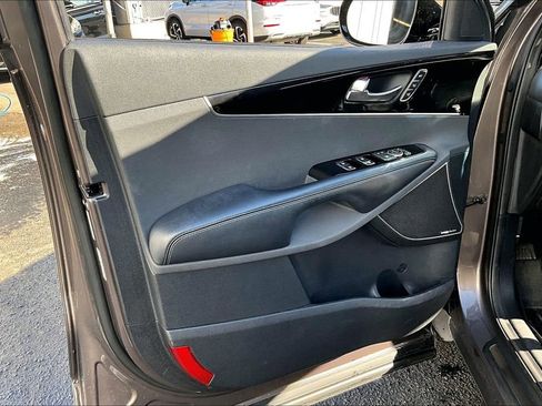 Used 2019 Kia Sorento SX image 18