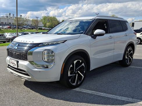 Used 2024 Mitsubishi Outlander SEL AWD/4WD image 3