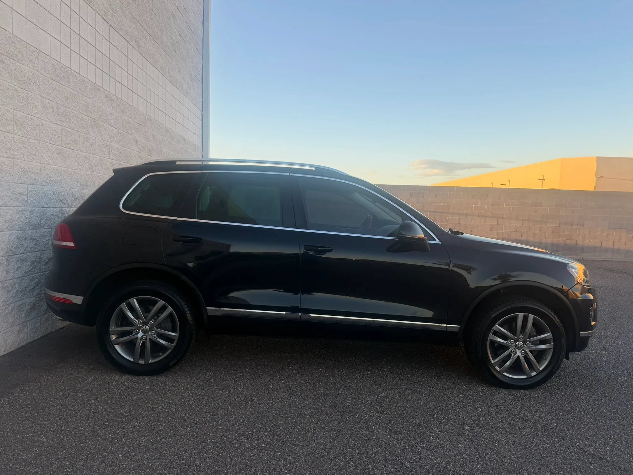 Used 2016 Volkswagen Touareg Sport AWD/4WD image 4