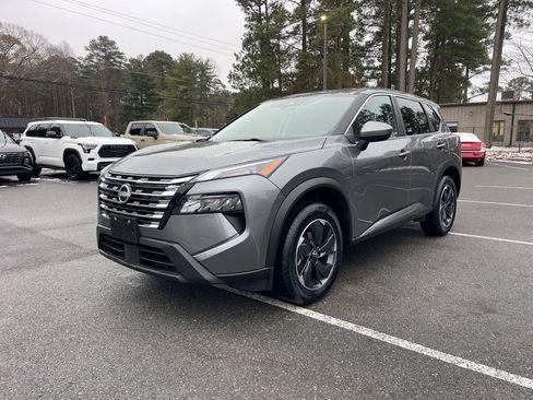 Used 2024 Nissan Rogue SV image 2
