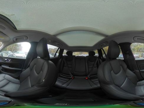 Used 2025 Volvo V60 B5 Cross Country Plus image 41