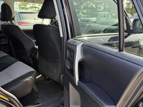 Used 2017 Toyota 4Runner SR5 AWD/4WD image 13