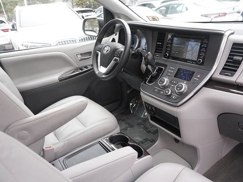 Used 2018 Toyota Sienna XLE w/ XLE Navigation Package image 31