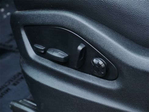 Used 2025 Porsche Cayenne image 12