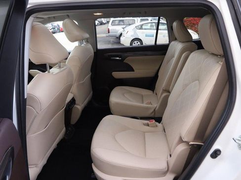 Used 2021 Toyota Highlander Platinum image 11
