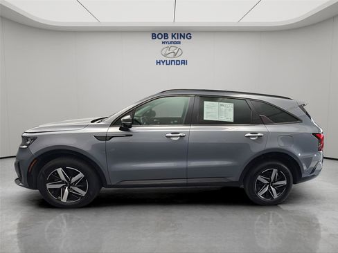 Used 2023 Kia Sorento S w/ Panoramic Sunroof Package FWD image 2