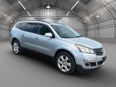 Used 2017 Chevrolet Traverse LT w/ Style and Technology Package FWD image 8