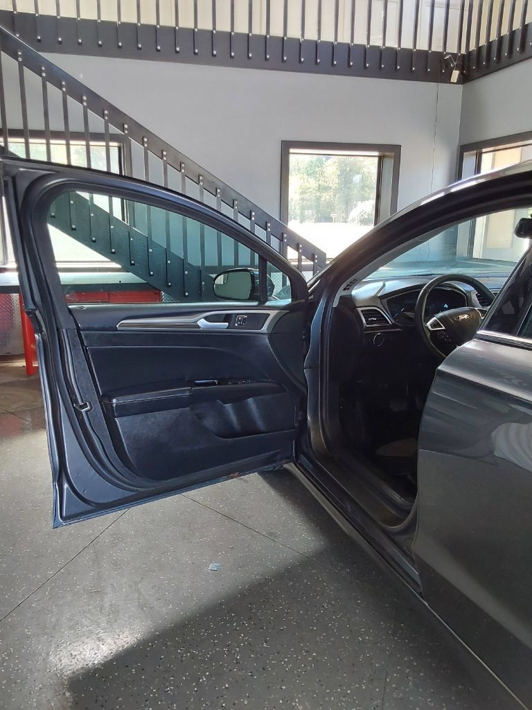 Used 2017 Ford Fusion SE AWD/4WD image 15