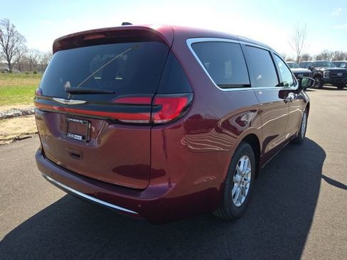 Used 2023 Chrysler Pacifica Touring-L image 8