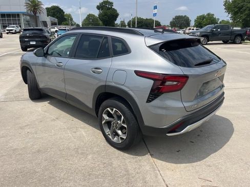 Used 2025 Chevrolet Trax LT w/ LT Convenience Package FWD image 4
