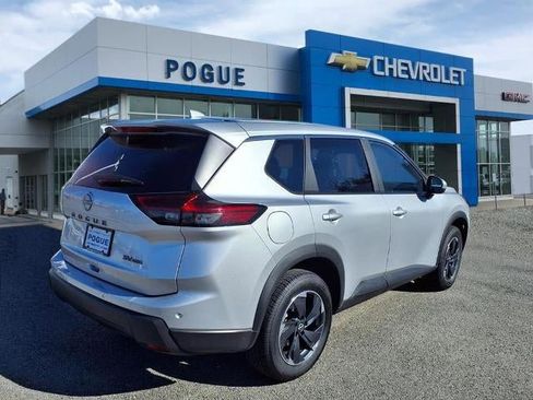 Used 2024 Nissan Rogue SV image 2
