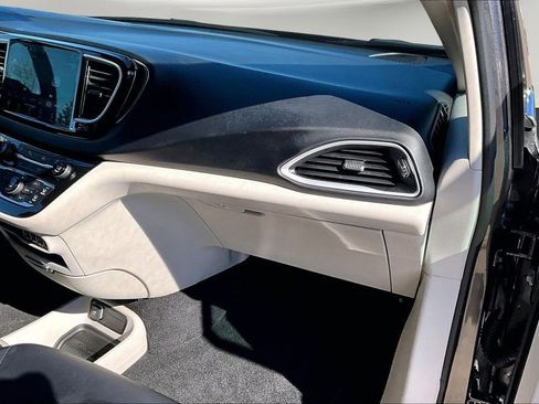 Used 2023 Chrysler Pacifica Touring-L FWD image 24