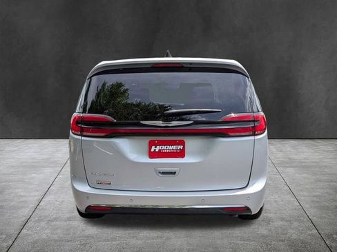 Used 2024 Chrysler Pacifica Touring-L FWD image 5