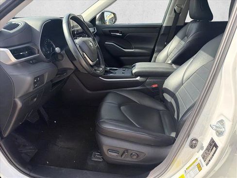 Used 2024 Toyota Highlander XLE FWD image 10