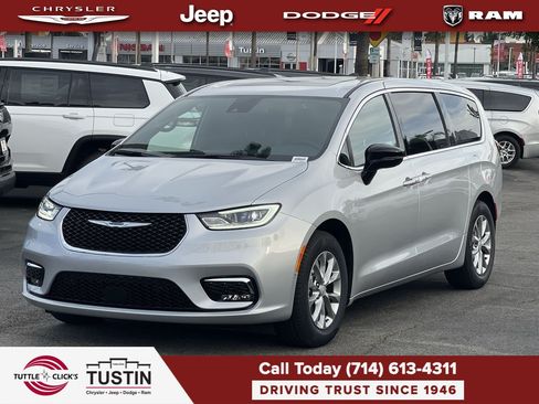 New 2026 Chrysler Pacifica Limited w/ Uconnect Theater Family Group FWD image 3