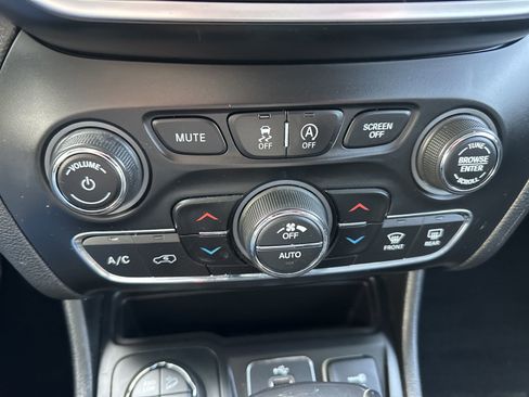 Used 2019 Jeep Cherokee Trailhawk image 31