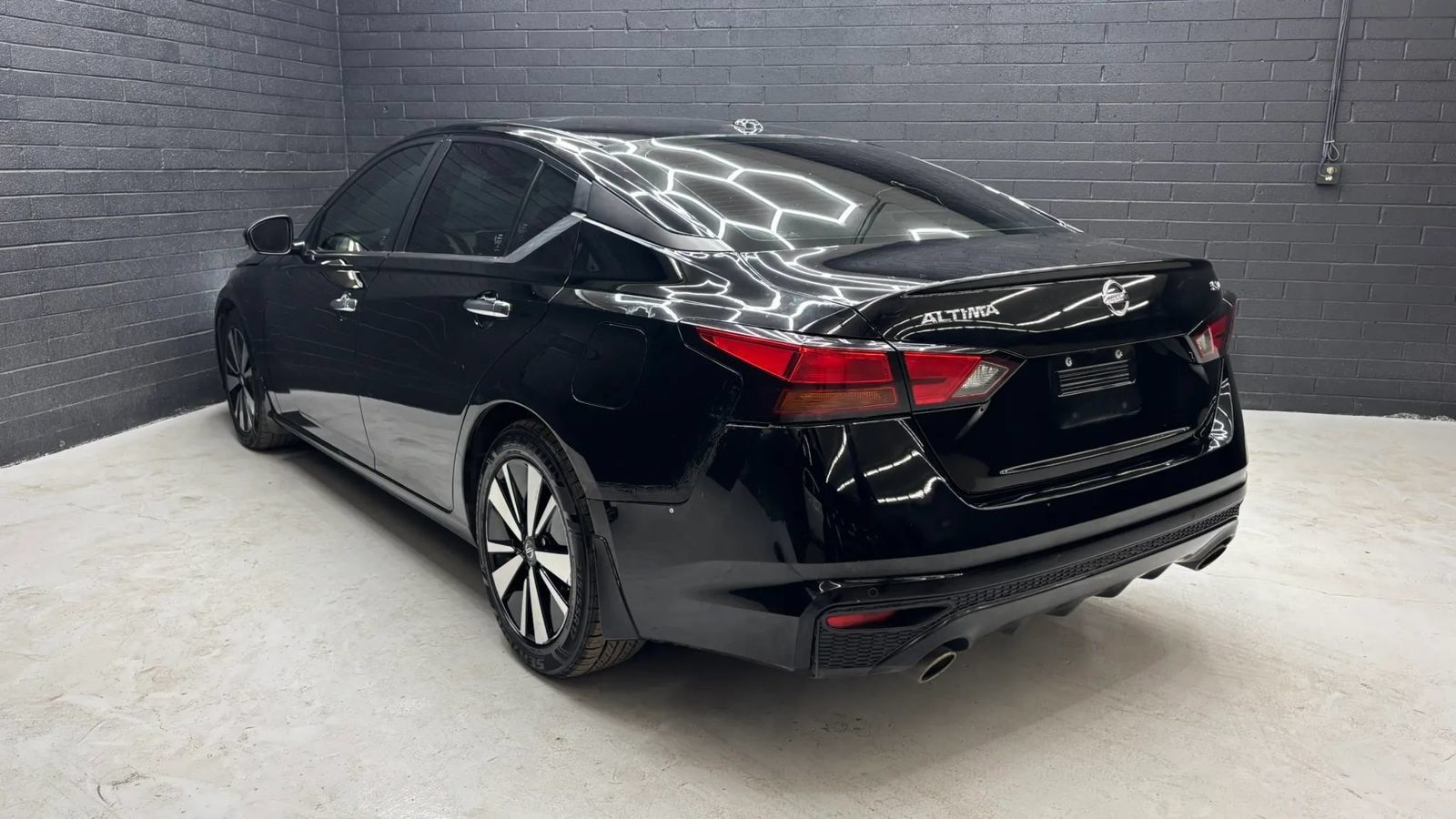 Used 2021 Nissan Altima 2.5 SV w/ SV Premium Package FWD image 4