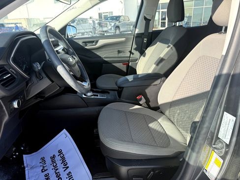 Used 2022 Ford Escape SE w/ SE Sport Appearance Package image 9