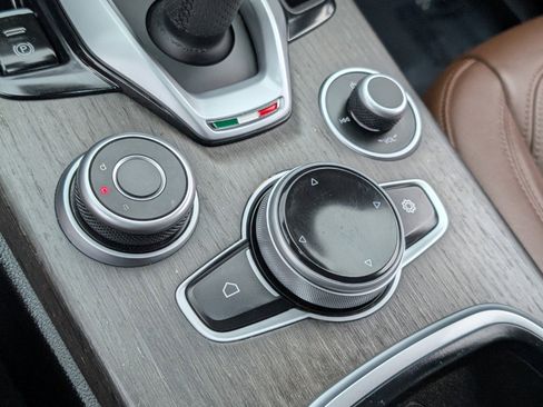 Used 2023 Alfa Romeo Stelvio Ti image 31