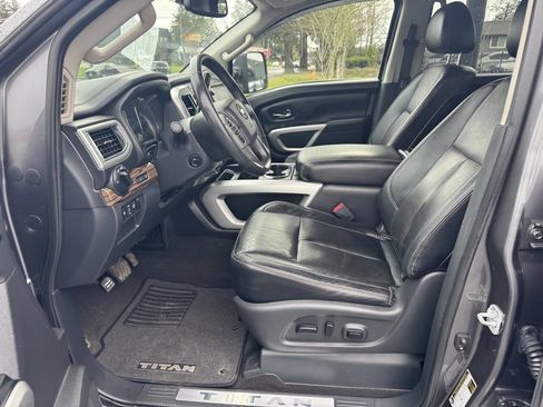 Used 2017 Nissan Titan SL w/ Chrome Package image 9