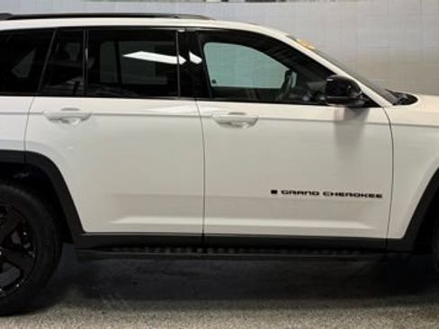 Used 2024 Jeep Grand Cherokee Limited w/ Luxury Tech Group II AWD/4WD image 7
