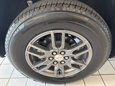 Used 2025 GMC Acadia Elevation image 10