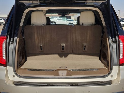 Used 2021 GMC Yukon Denali w/ Denali Premium Package image 10