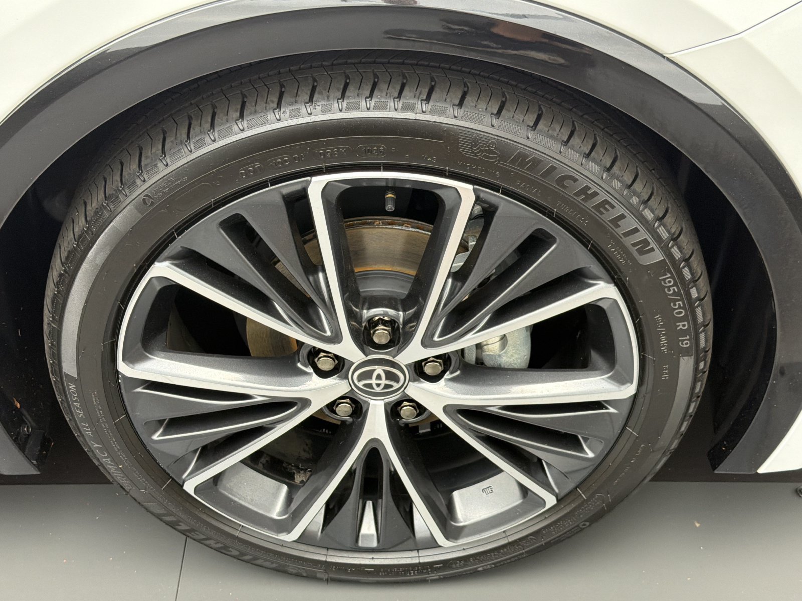 Certified 2025 Toyota Prius XLE FWD image 12