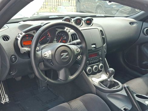 Used 2017 Nissan 370Z Coupe RWD image 11