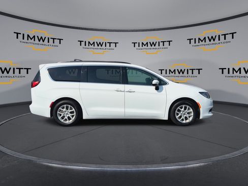 Used 2021 Chrysler Voyager Lxi image 2