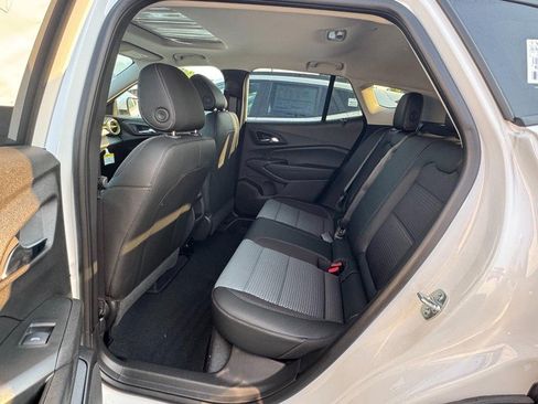 New 2025 Chevrolet Trax LT w/ Sunroof Package image 28