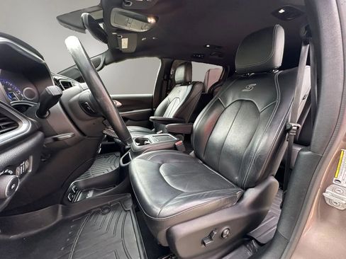 Used 2018 Chrysler Pacifica Touring-L Plus w/ S Appearance Package FWD image 28